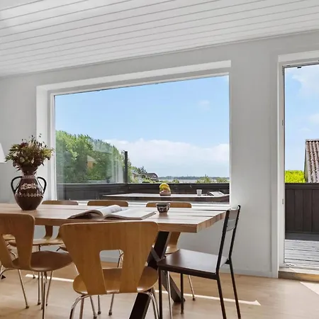 4 Bedroom Gorgeous In Гростен